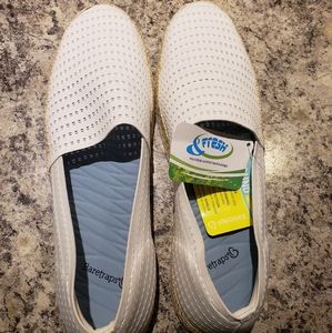 BareTraps size 9 Yesenia white Slip on Shoe